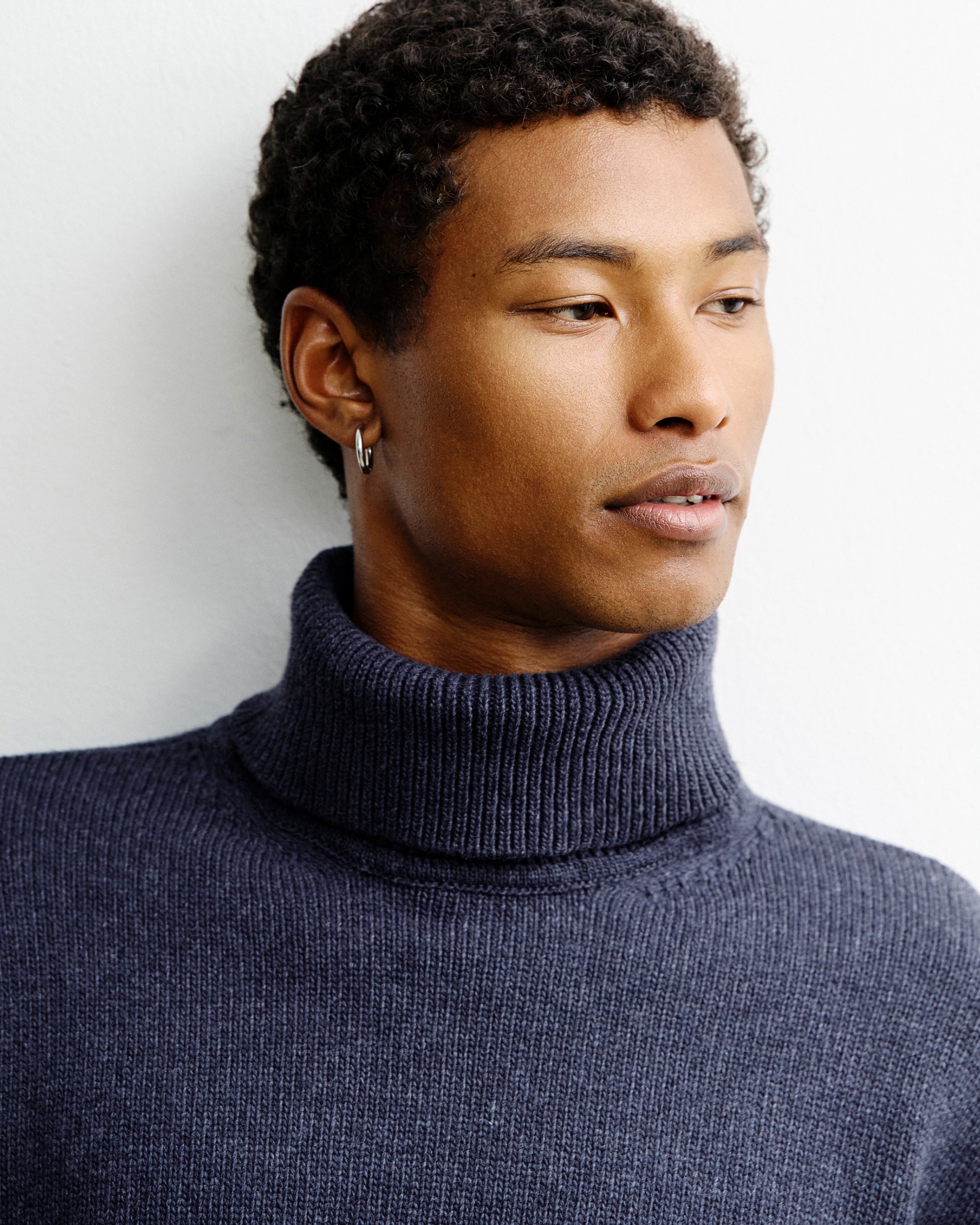 Blauer Pullover Rollkragen aus 100% recycelter Merinowolle von Rotholz