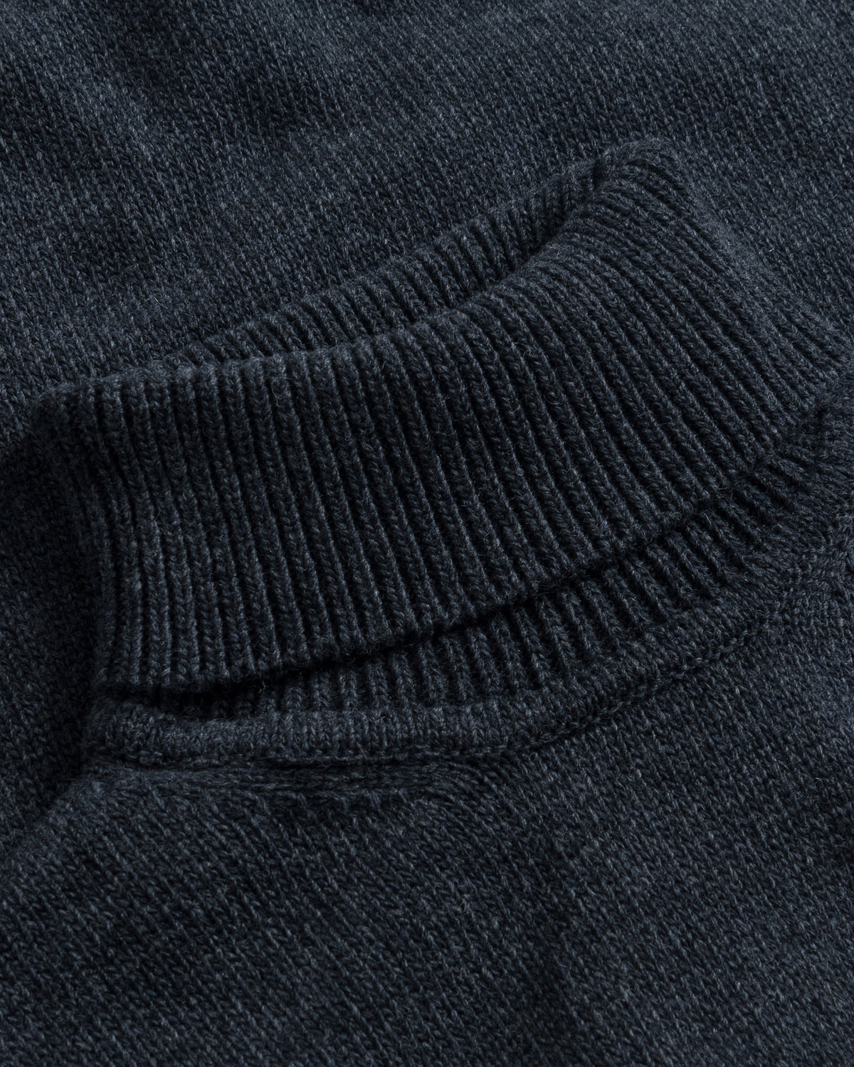 Grauer Pullover Rollkragen aus 100% recycelter Merinowolle von Rotholz
