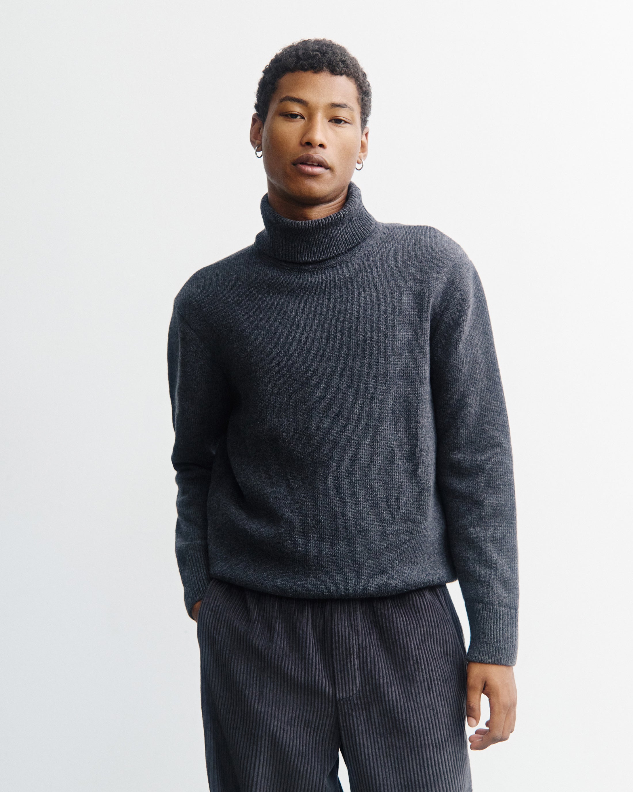 Grauer Pullover Rollkragen aus 100% recycelter Merinowolle von Rotholz