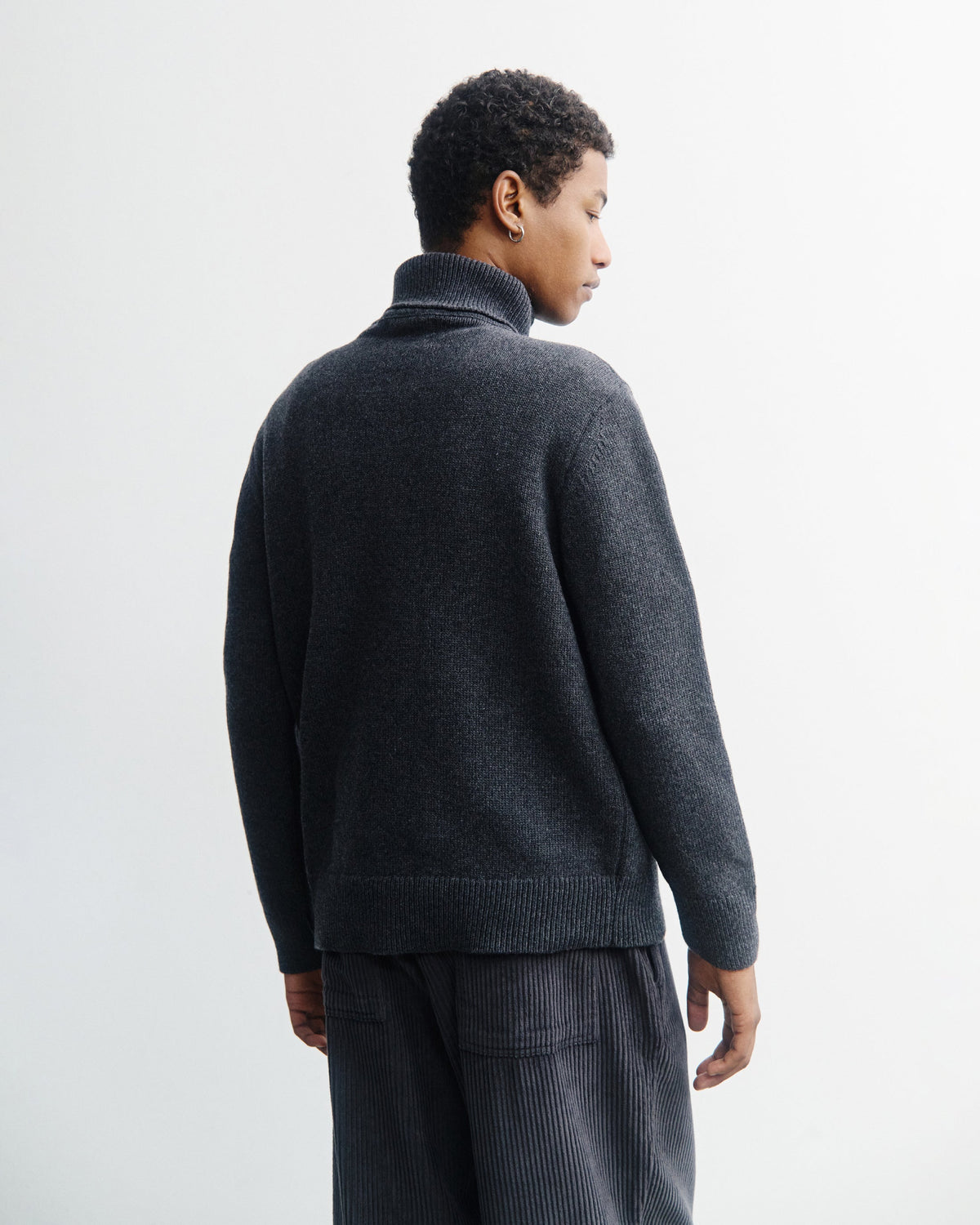 Grauer Pullover Rollkragen aus 100% recycelter Merinowolle von Rotholz