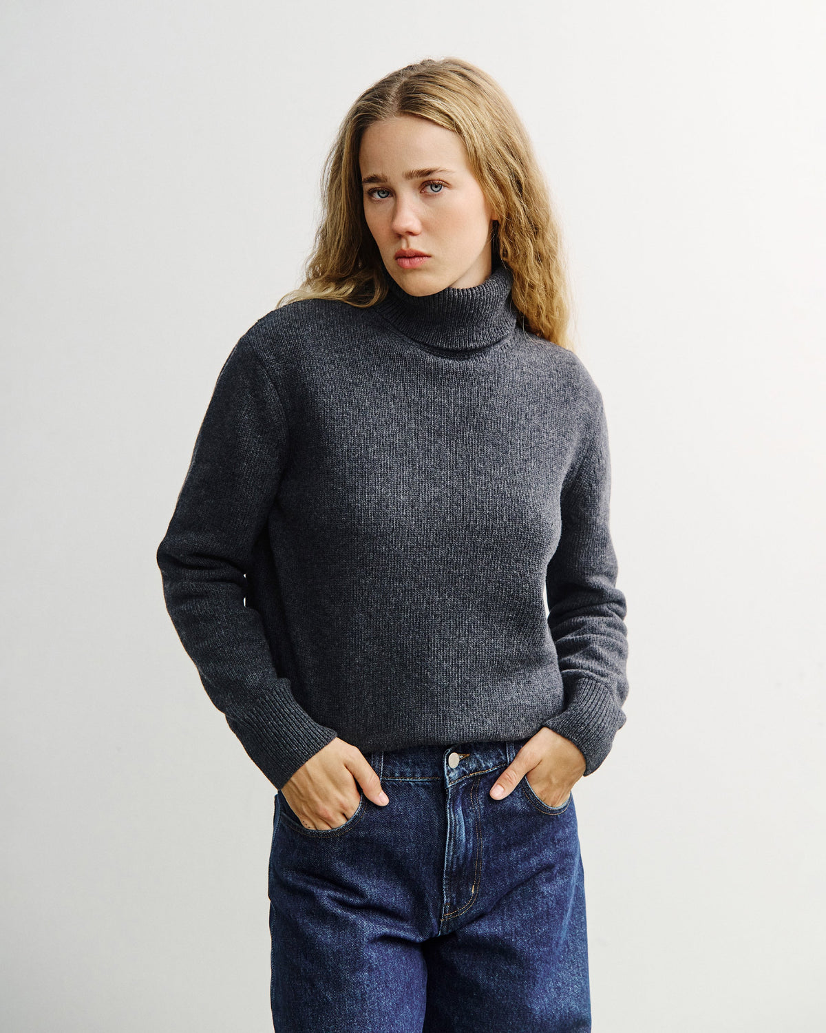 Grauer Pullover Rollkragen aus 100% recycelter Merinowolle von Rotholz