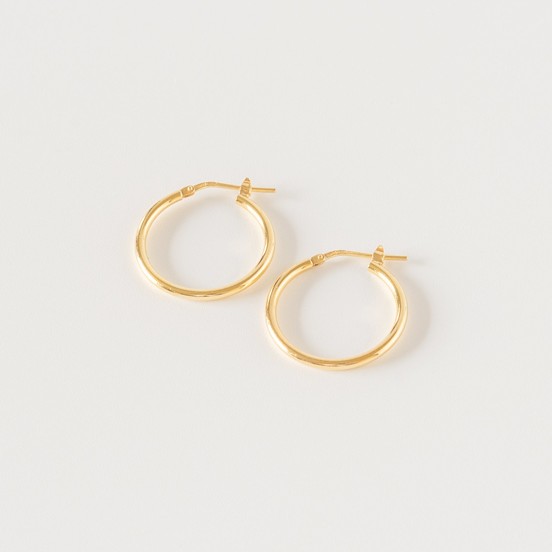 Boucles d'oreilles créoles Midi Single Simple ESSENTIALS en or par V Design Lab