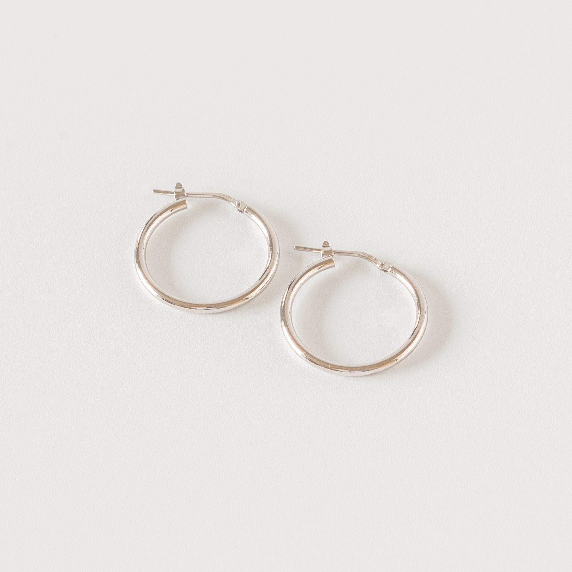 Boucles d'oreilles créoles Midi Single Simple ESSENTIALS en or par V Design Lab