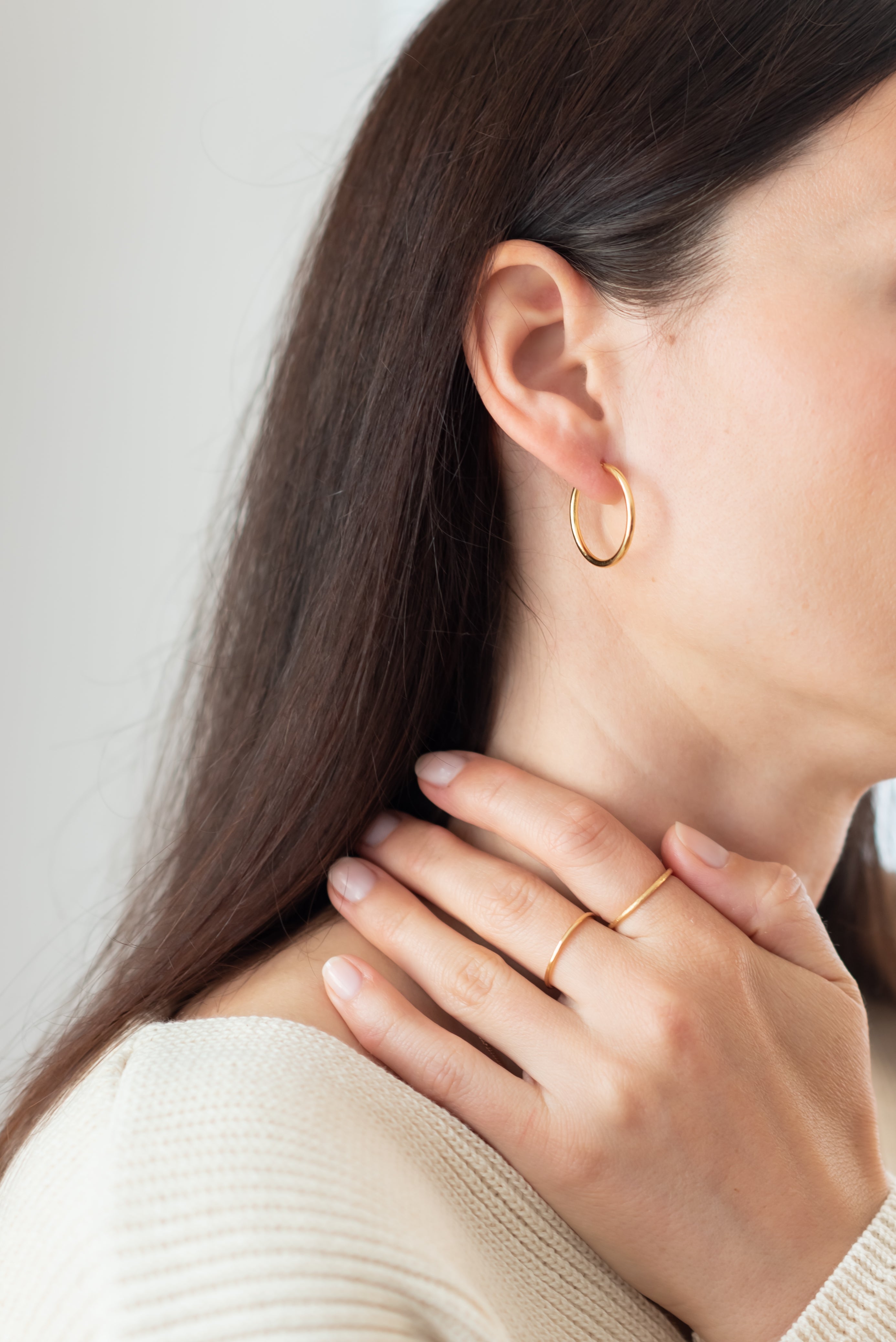 Boucles d'oreilles créoles Midi Single Simple ESSENTIALS en or par V Design Lab