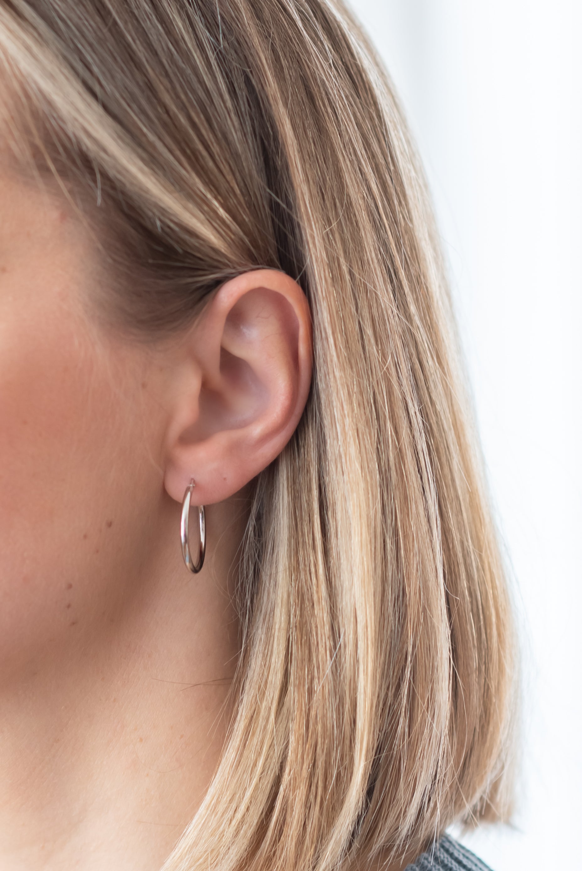 Boucles d'oreilles créoles Midi Single Simple ESSENTIALS en or par V Design Lab