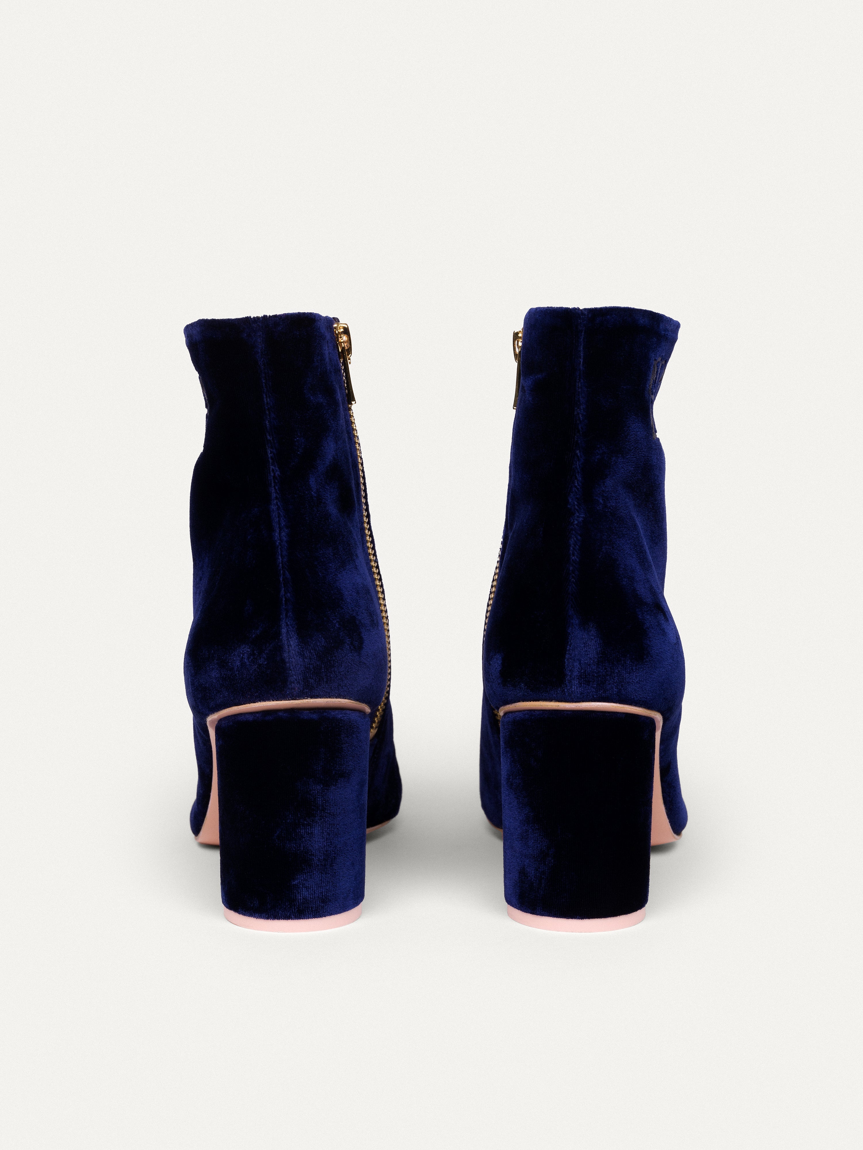 Nachtblaue Ankle Boots 6pm Expo at the Gallery aus recyceltem Samt von Bikkou