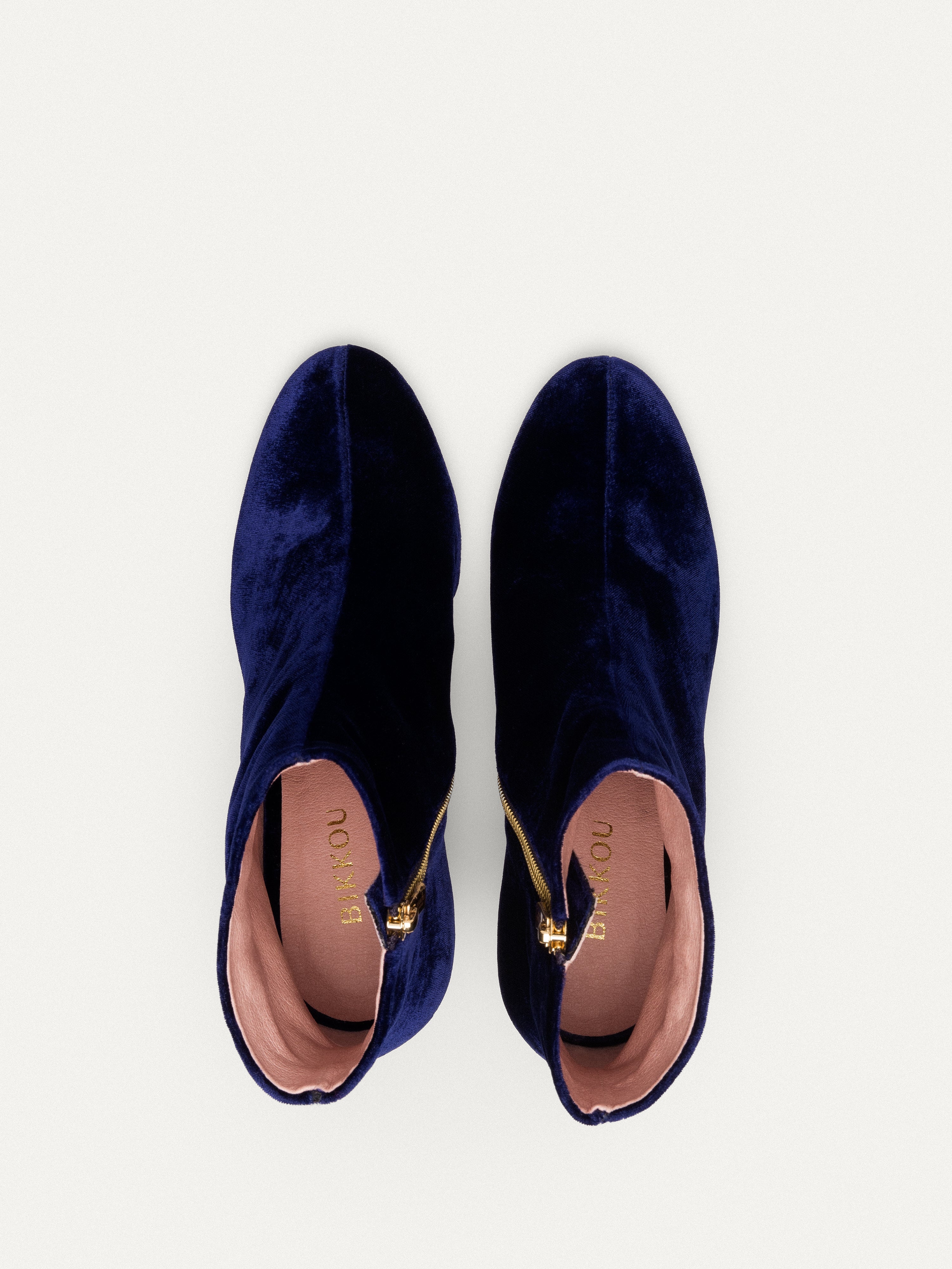 Nachtblaue Ankle Boots 6pm Expo at the Gallery aus recyceltem Samt von Bikkou