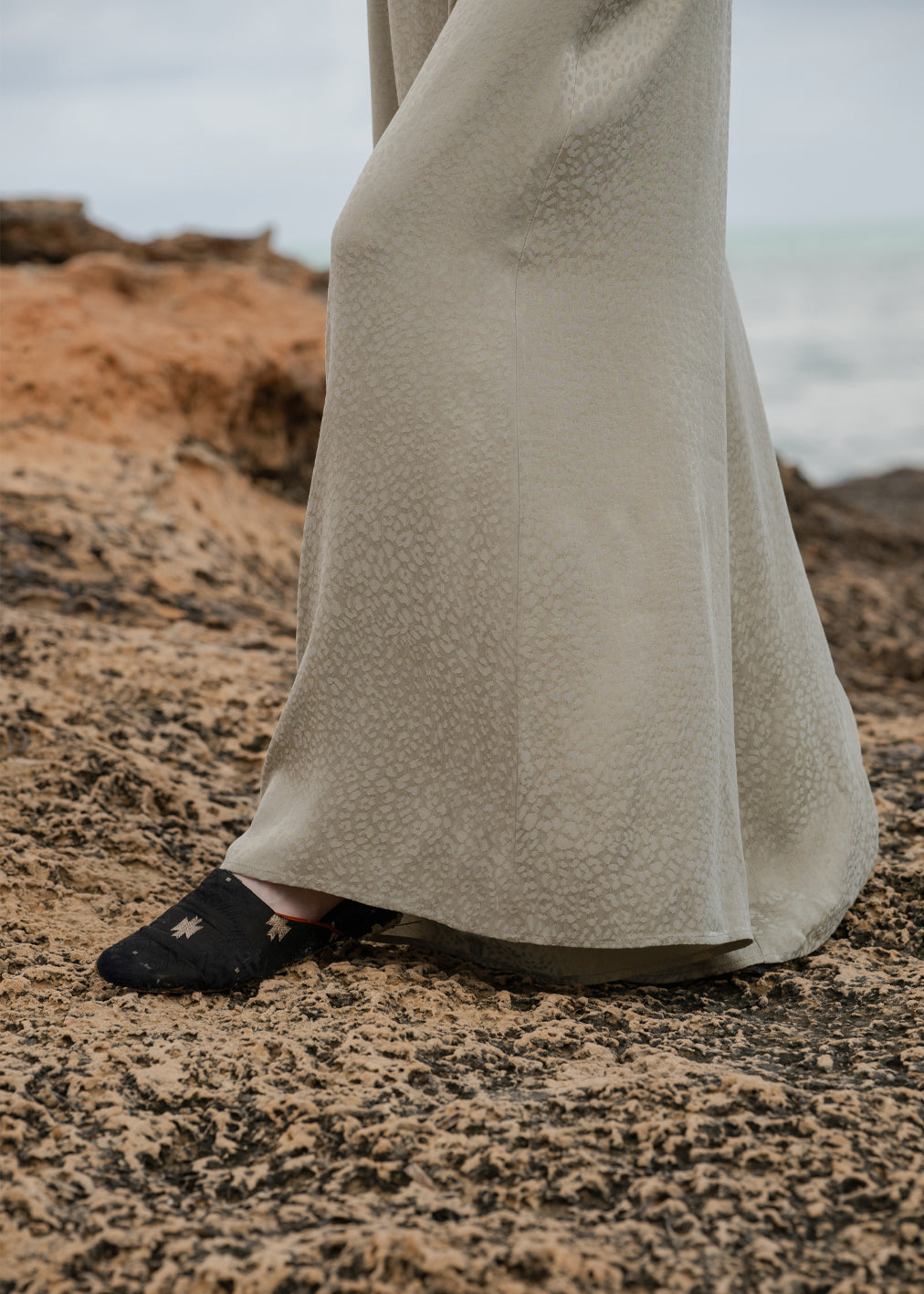 Graue Hose Birkin Leopard Jacquard aus Cupro-und Ecovcero-Viskose von Komana