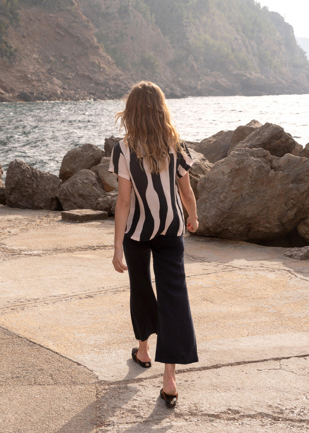 Cinco Blouse Fluidity Black and Rose aus Ecovero und Cupro von Komana