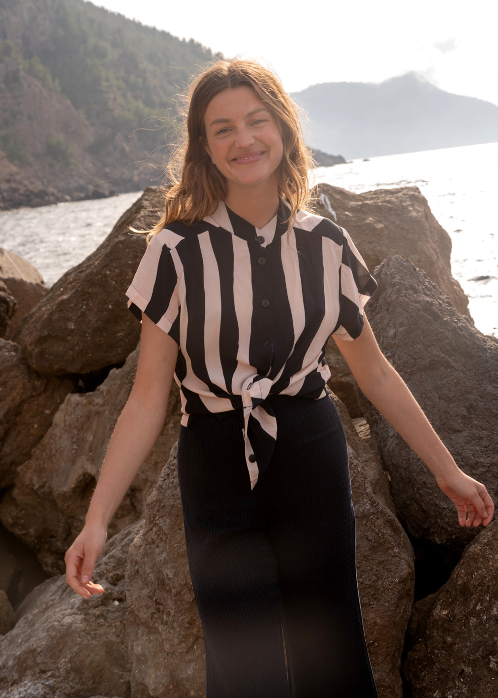 Cinco Blouse Fluidity Black and Rose aus Ecovero und Cupro von Komana