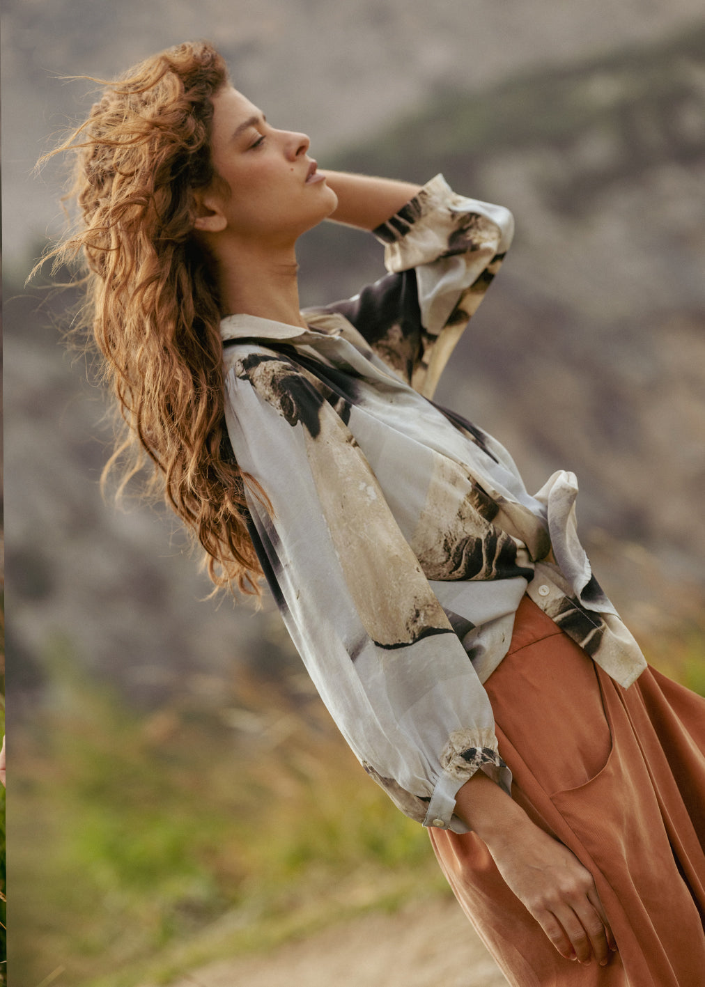 Chemisier beige en cupro et viscose Ecovero à imprimé French Adonis de Komana