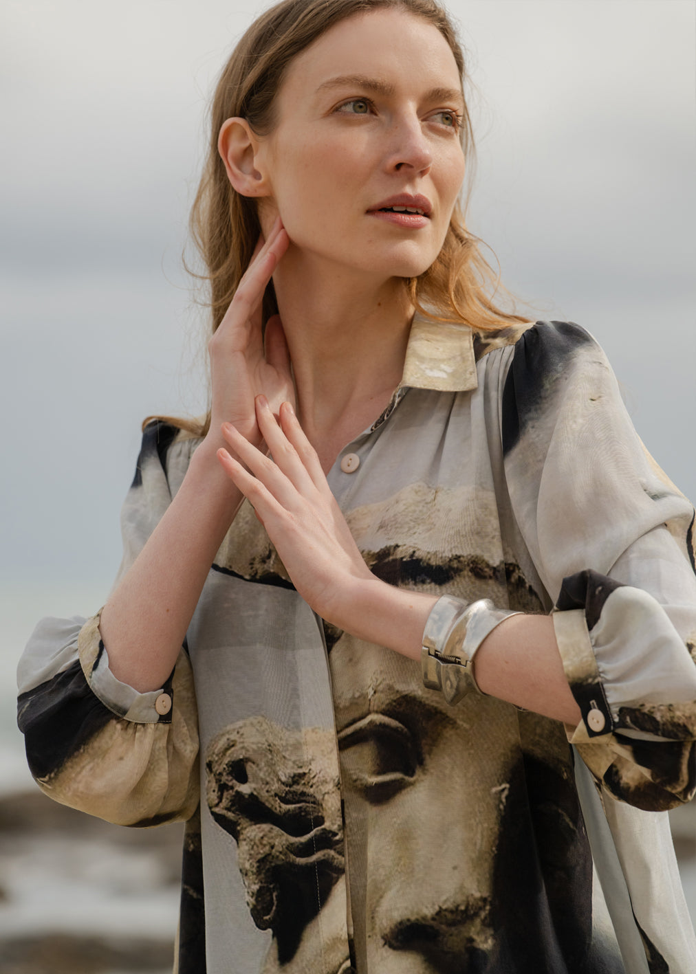 Beige Bluse French Adonis Print aus Cupro-und Ecovcero-Viskose von Komana