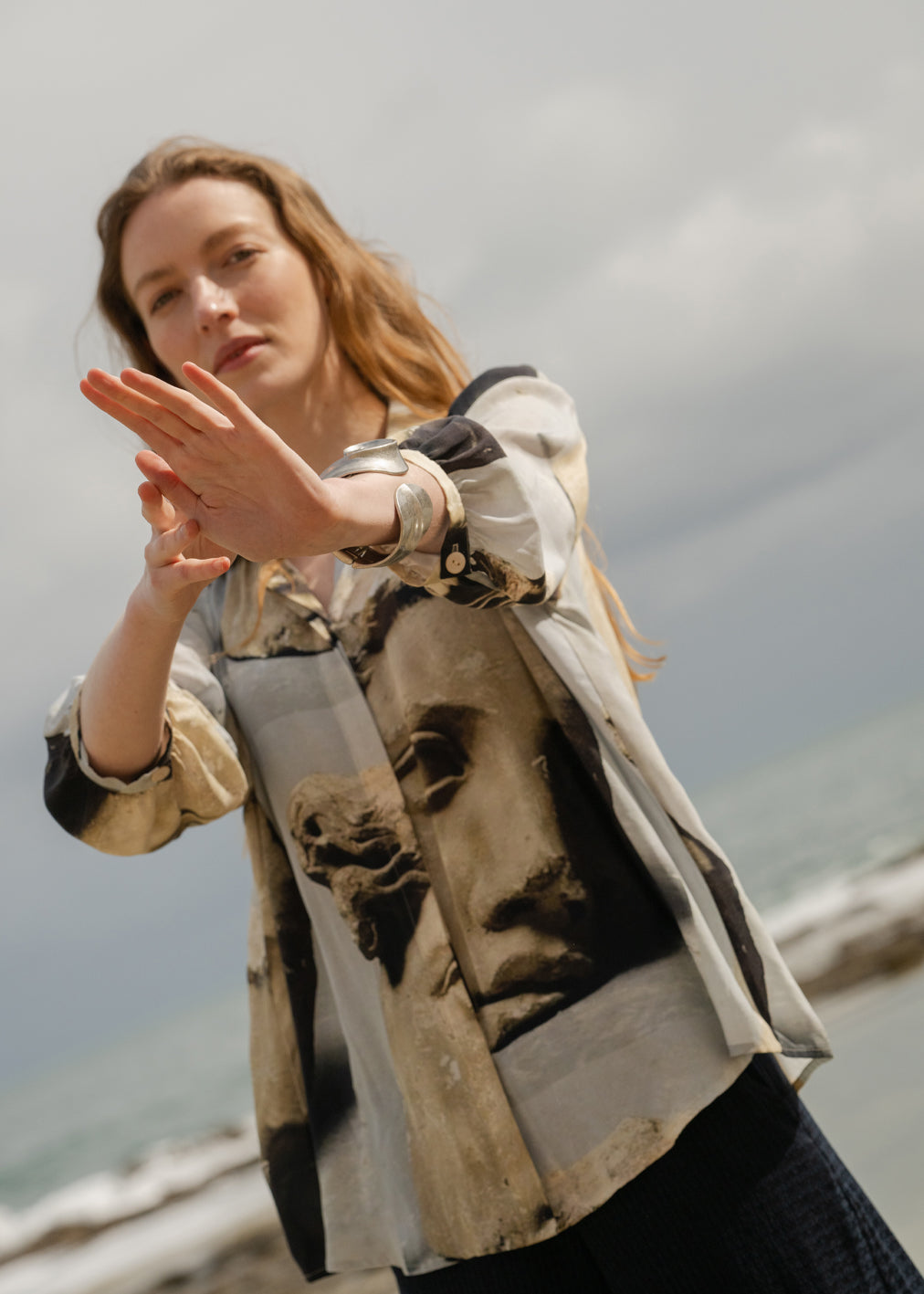 Chemisier beige en cupro et viscose Ecovero à imprimé French Adonis de Komana