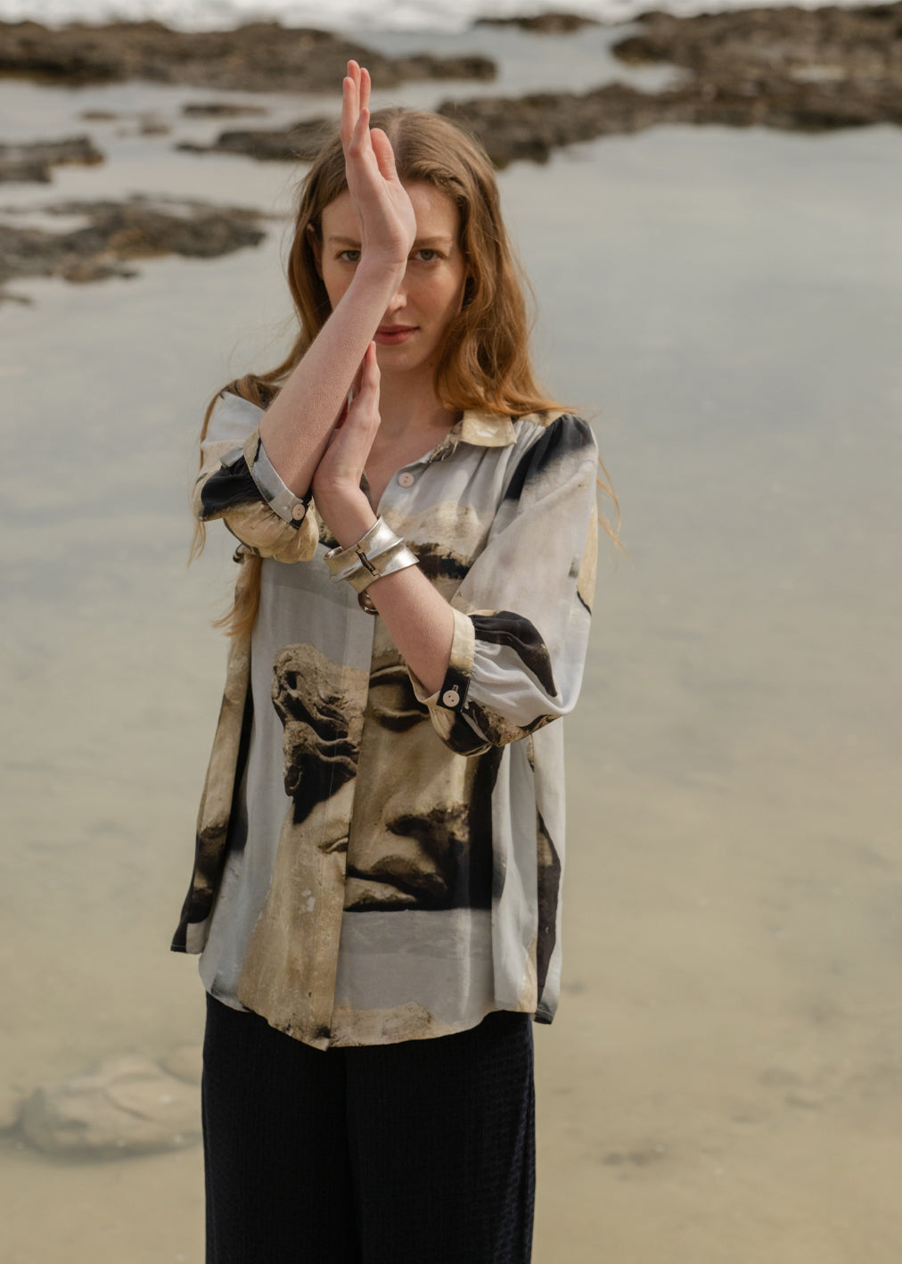 Chemisier beige en cupro et viscose Ecovero à imprimé French Adonis de Komana