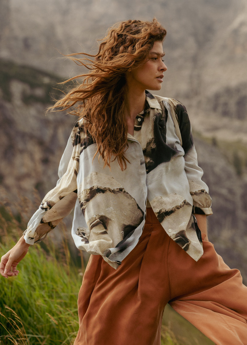 Beige Bluse French Adonis Print aus Cupro-und Ecovcero-Viskose von Komana