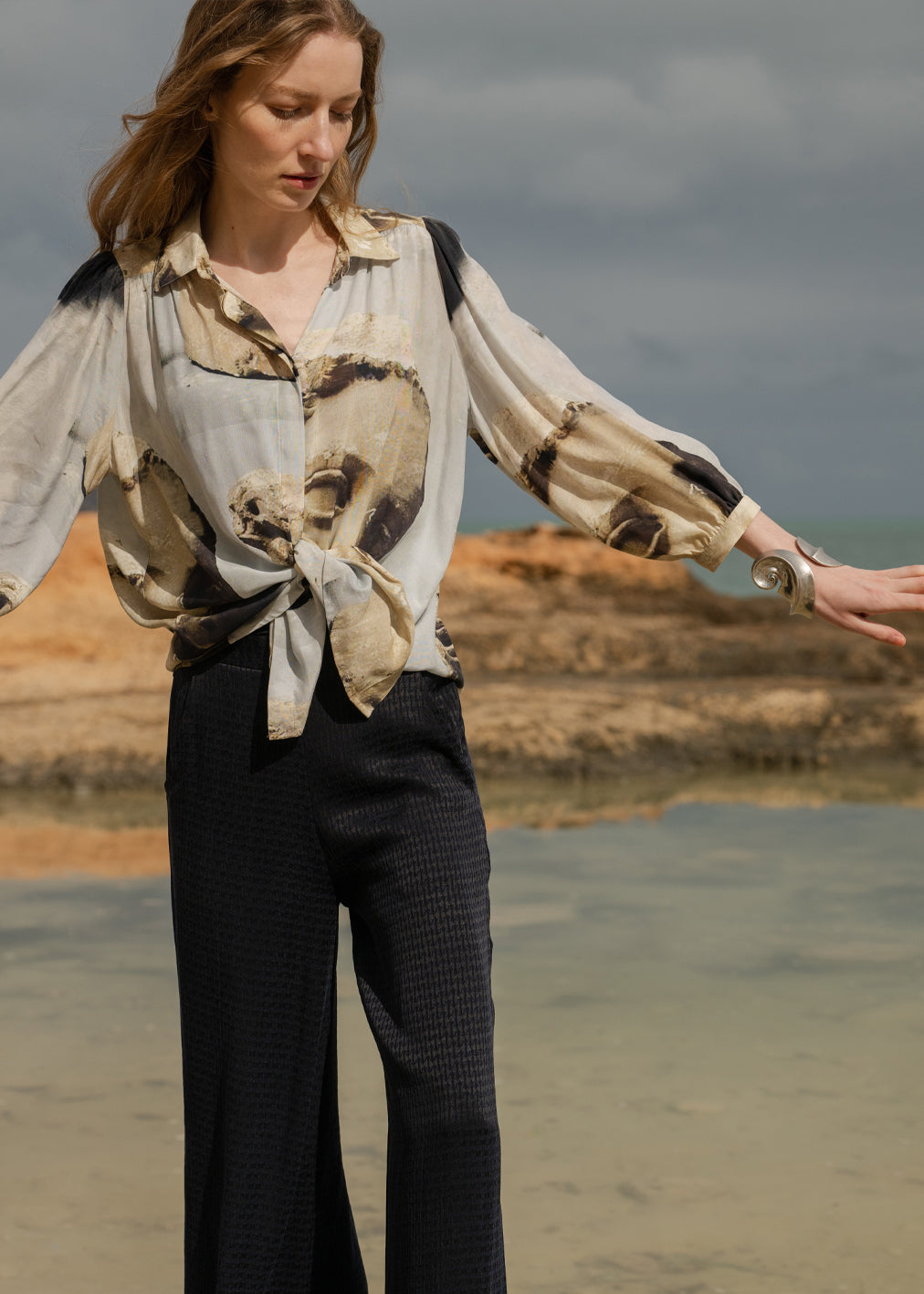 Chemisier beige en cupro et viscose Ecovero à imprimé French Adonis de Komana