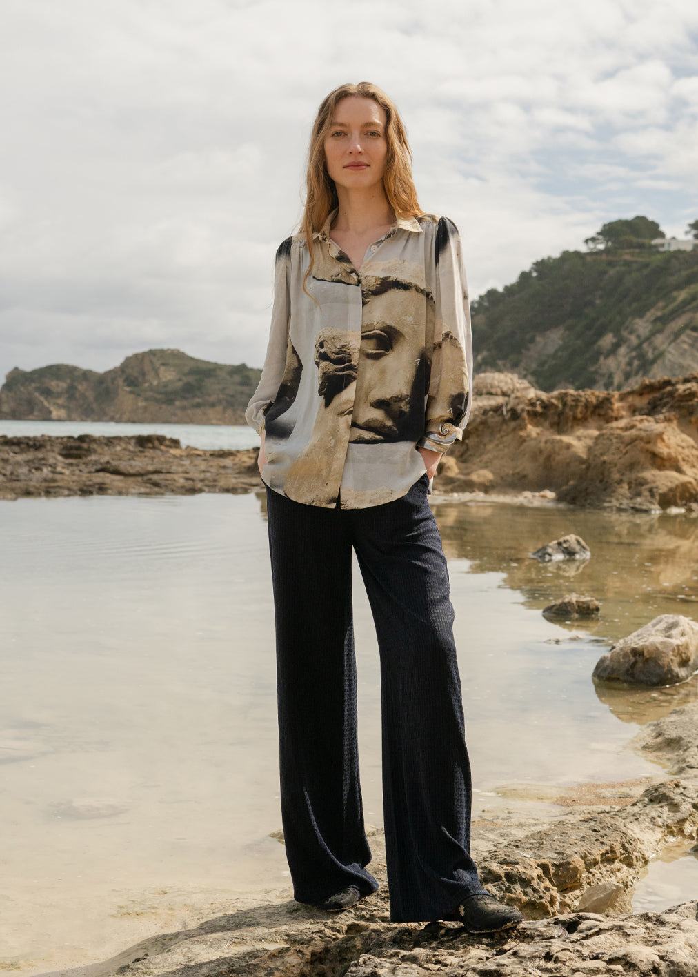 Chemisier beige en cupro et viscose Ecovero à imprimé French Adonis de Komana