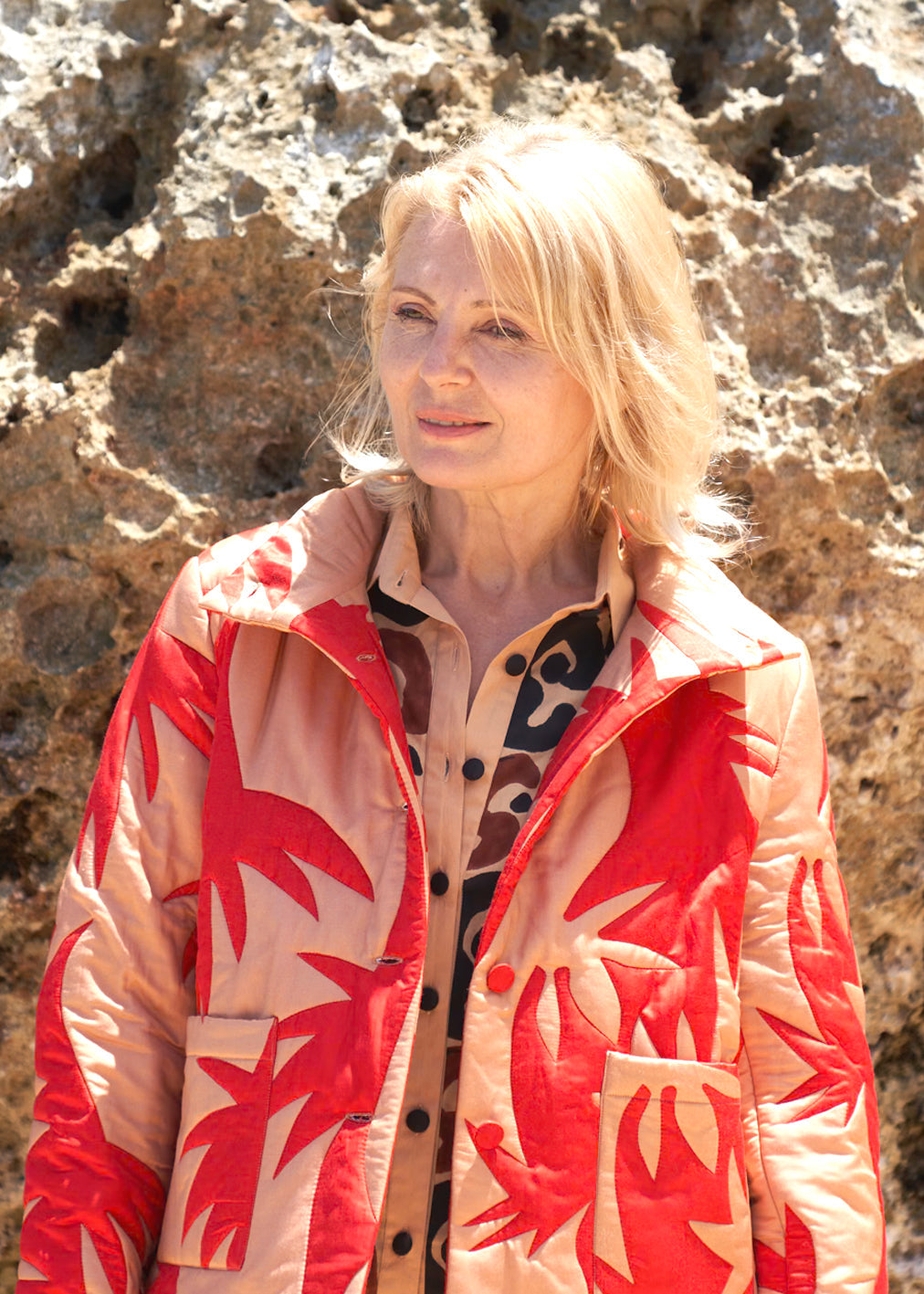 Rocket Jacket Red Palm Gold aus Bio baumwolle und Peace Silk von KOMANA