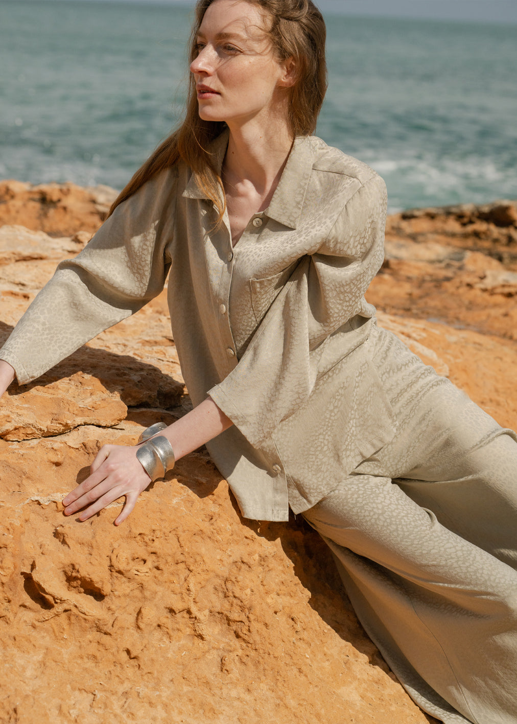 Beige Vasco-Bluse Leopard Jacquard aus Cupro-und Ecovcero-Viskose von Komana