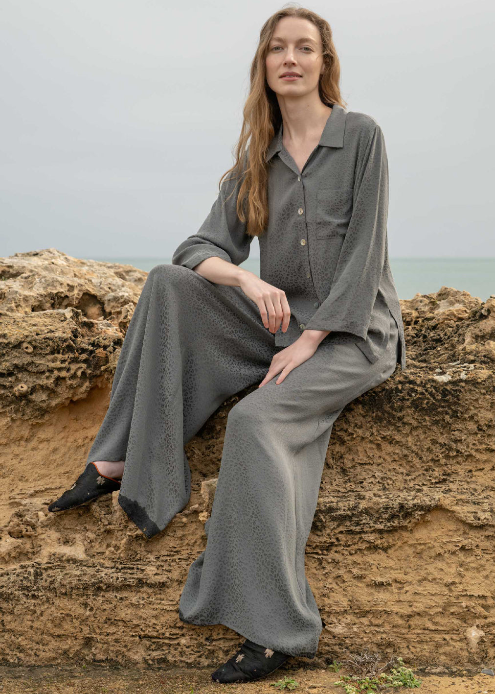 Graue Birkin-Hose Leopard aus Cupro-und Ecovcero-Viskose von Komana