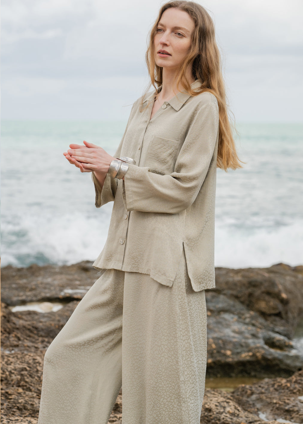 Pantalon gris Birkin Leopard Jacquard en cupro et viscose Ecovcero par Komana