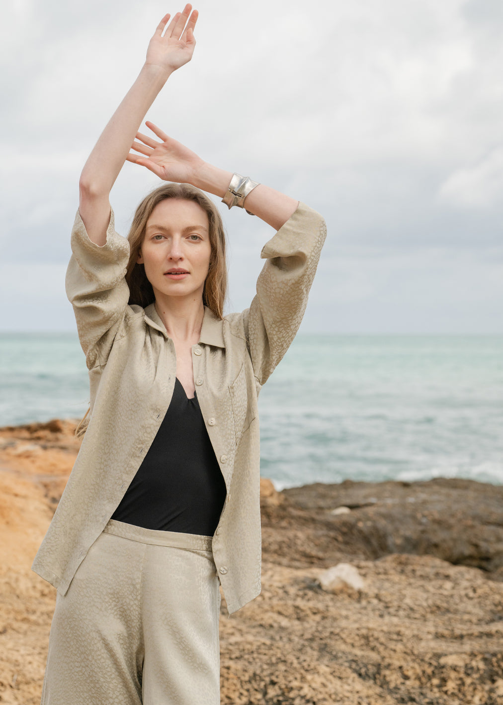 Blouse beige Vasco léopard jacquard en cupro et viscose Ecocvero de Komana