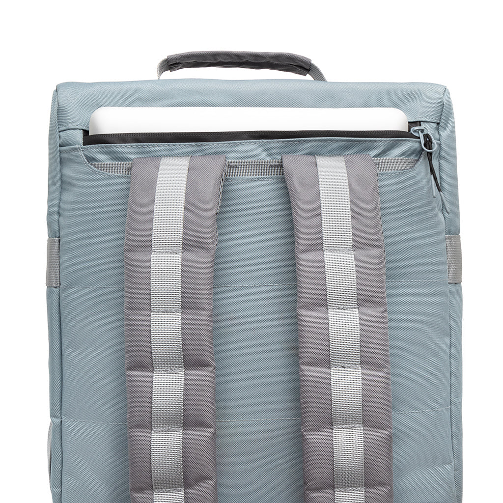 Hellblauer Reiserucksack Wanderer aus recyceltem PET von Lefrik