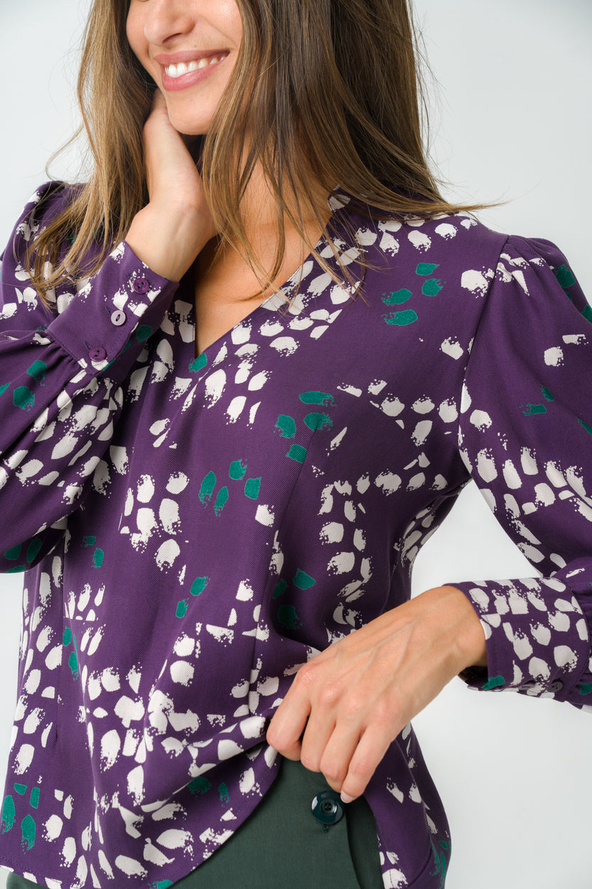 Blouse violette éthique en Tencel, col mao structuré et manches bouffantes, fabriquée au Portugal avec des matières responsables.
