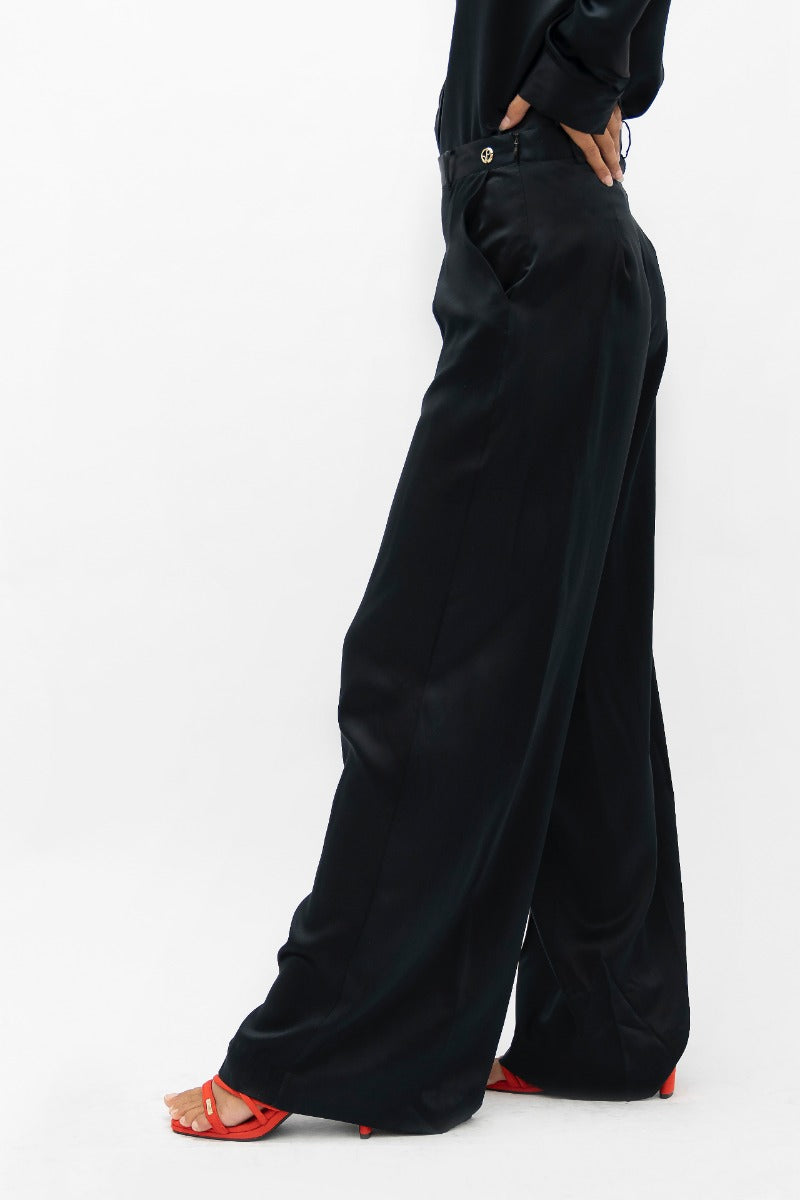 Schwarze, breitgeschnittene Hose Branson BKG aus 100% Seide von 1 People