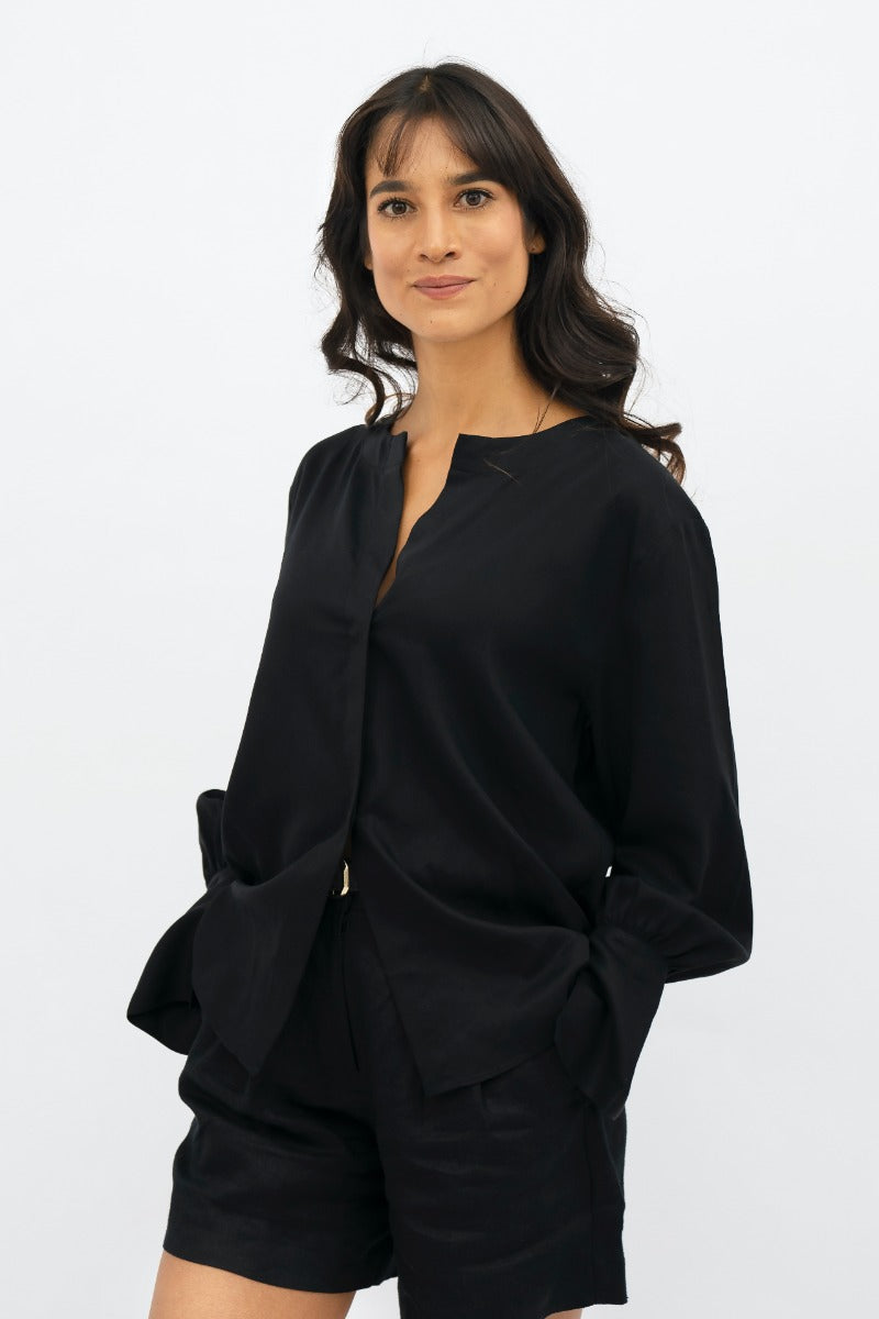 Schwarze, langärmlige Bluse Cap Ferret XAC aus 100% Tencel von 1 People