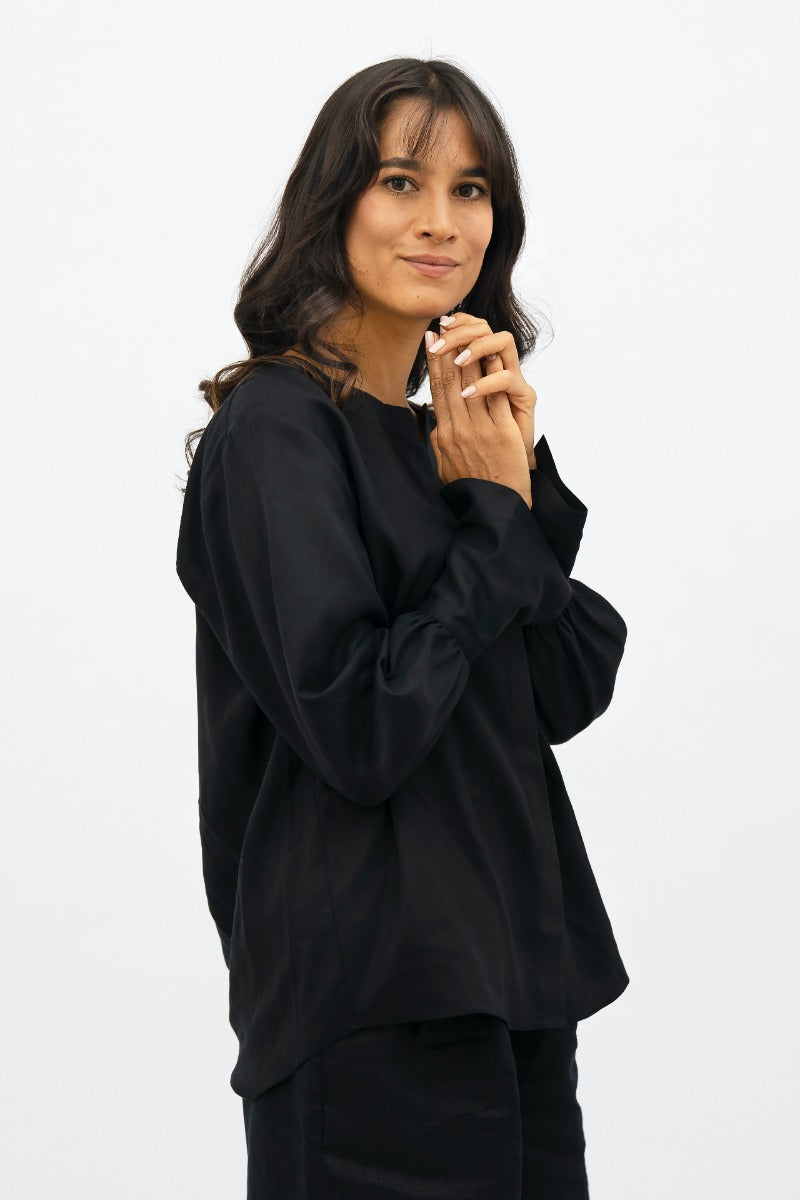 Schwarze, langärmlige Bluse Cap Ferret XAC aus 100% Tencel von 1 People