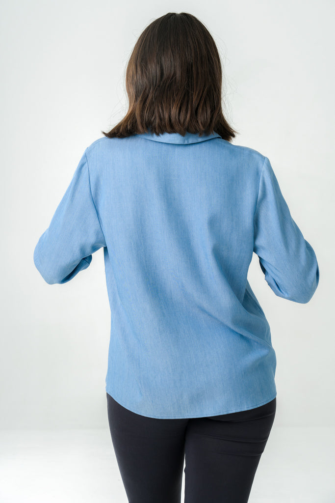Chemise bleu jeans en Tencel, coupe ample et fluide, éthique et fabriquée au Portugal avec des matériaux responsables.