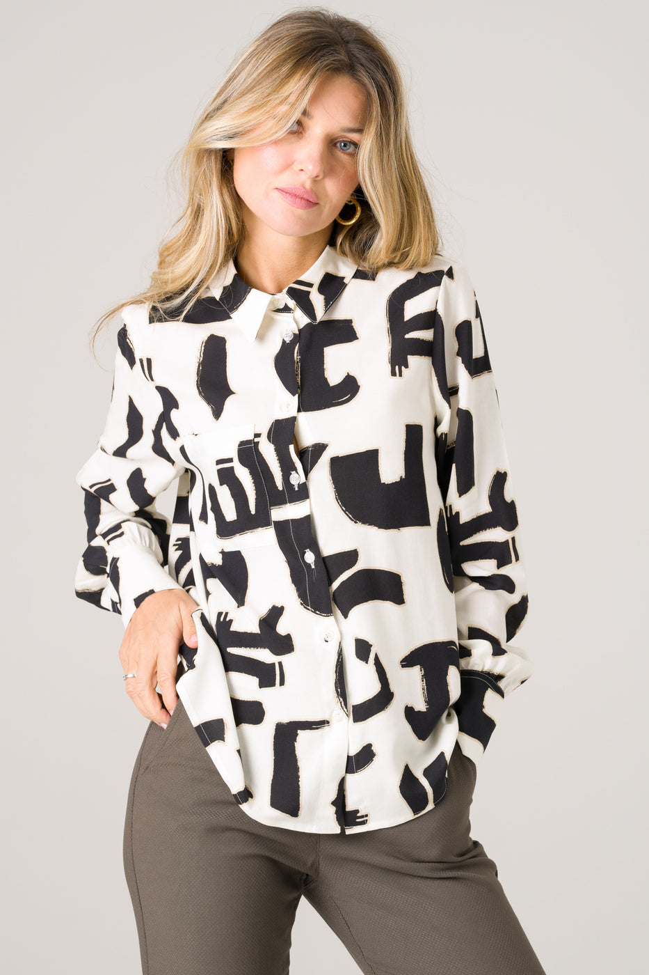 Chemise écru à motifs géométriques, fabriquée au Portugal de manière éthique, idéale pour un style élégant et une mode durable.
