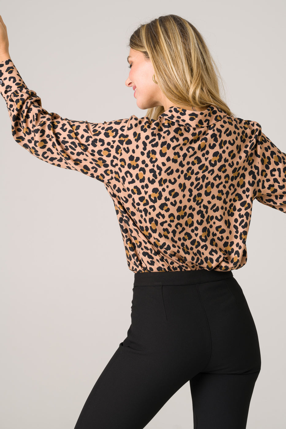 Chemise léopard éthique et durable, conçue au Portugal, pour un look sauvage et responsable.