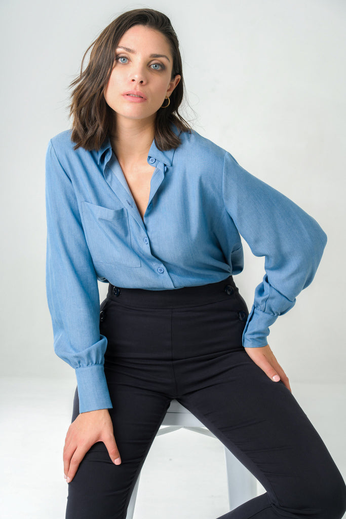Chemise ample bleu jeans en Tencel, fabriquée au Portugal, alliant confort, élégance et engagement éthique.