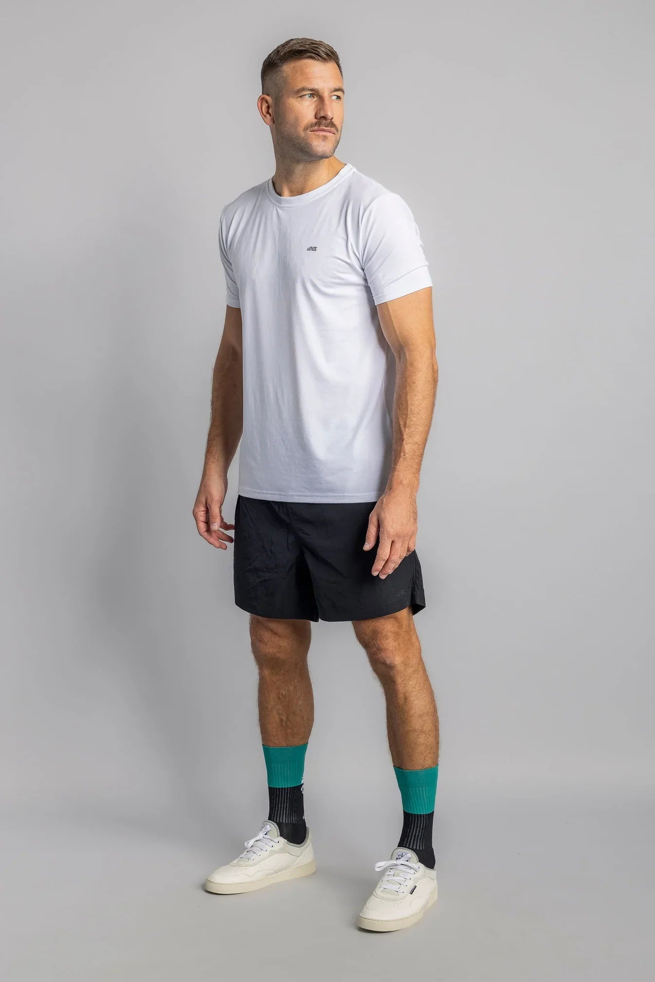 Weisses Classic Athletic T-Shirt (Shorter Version) aus DriRelease® von Dirts