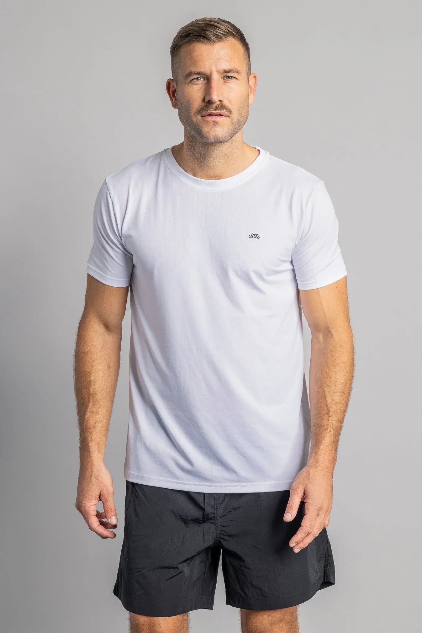 Weisses Classic Athletic T-Shirt (Shorter Version) aus DriRelease® von Dirts