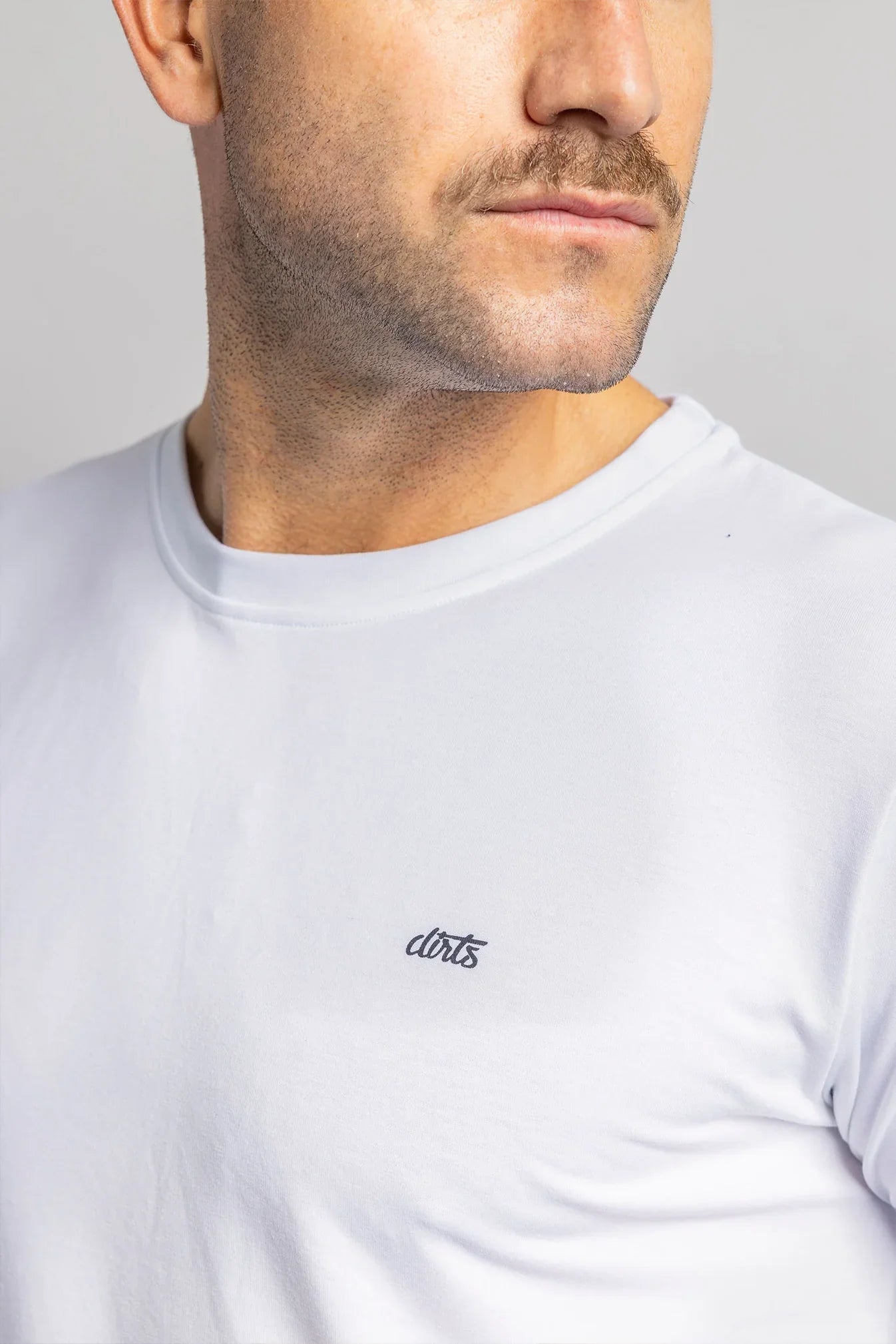 Weisses Classic Athletic T-Shirt (Shorter Version) aus DriRelease® von Dirts