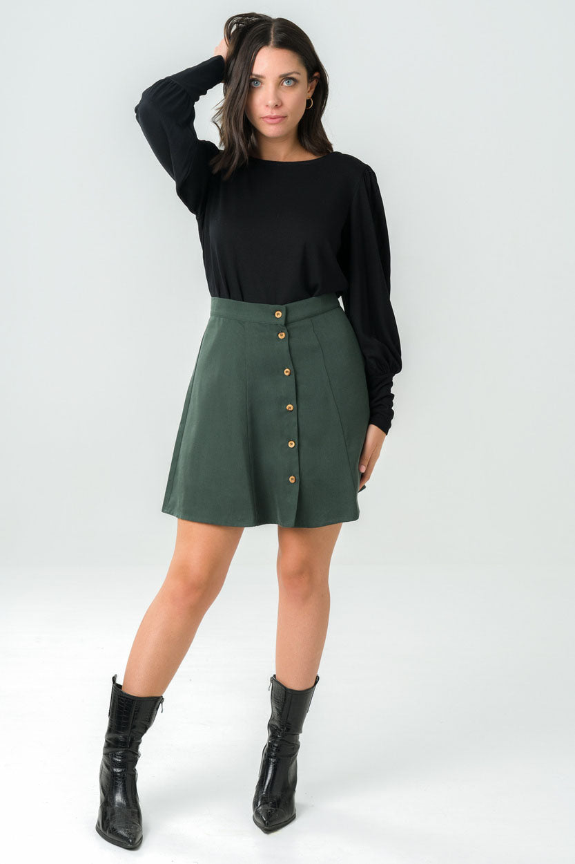Jupe verte en Tencel éthique, boutonnée et courte, conçue au Portugal avec des matériaux durables pour un look tendance.