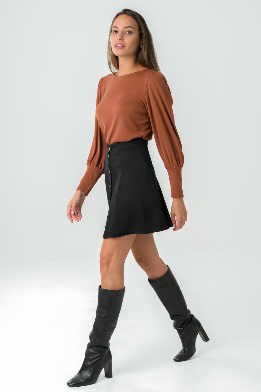 Jupe verte en Tencel, courte et boutonnée, éthique et fabriquée au Portugal, parfaite pour un look chic et responsable.