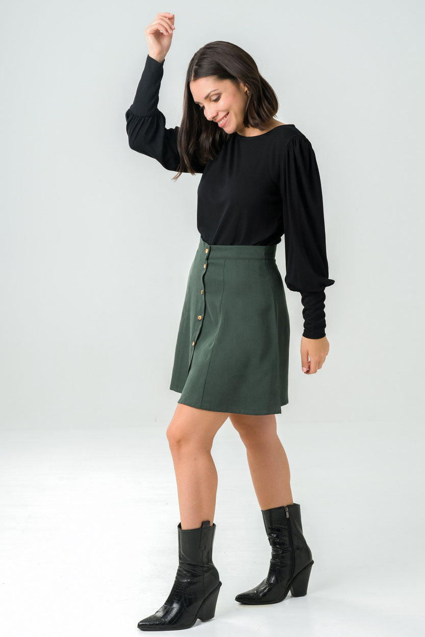 Jupe courte verte en Tencel éco-responsable, fabriquée au Portugal, avec des boutons détaillant un style moderne et durable.