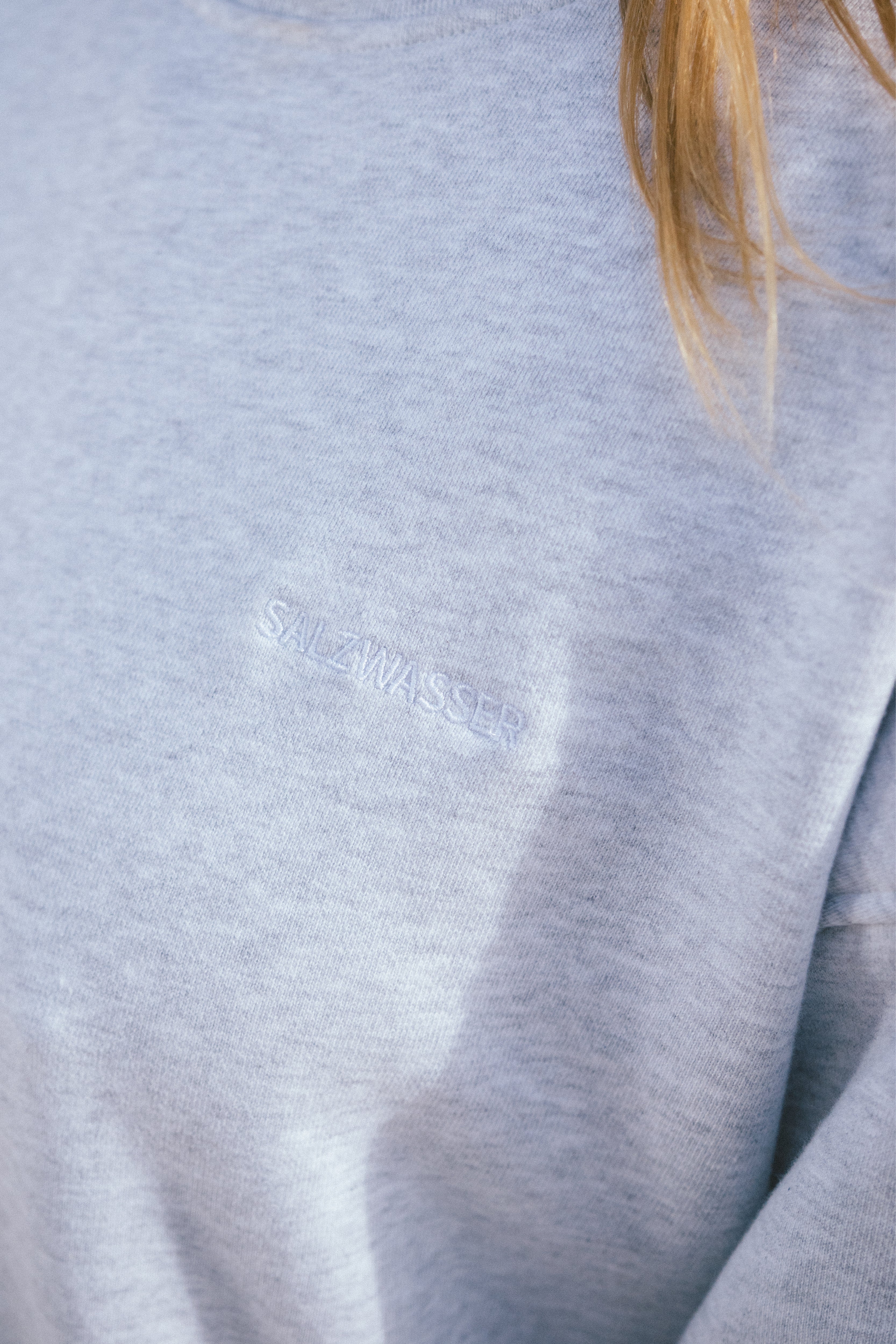 Light grey Fonte sweater made from organic cotton by Salzwasser