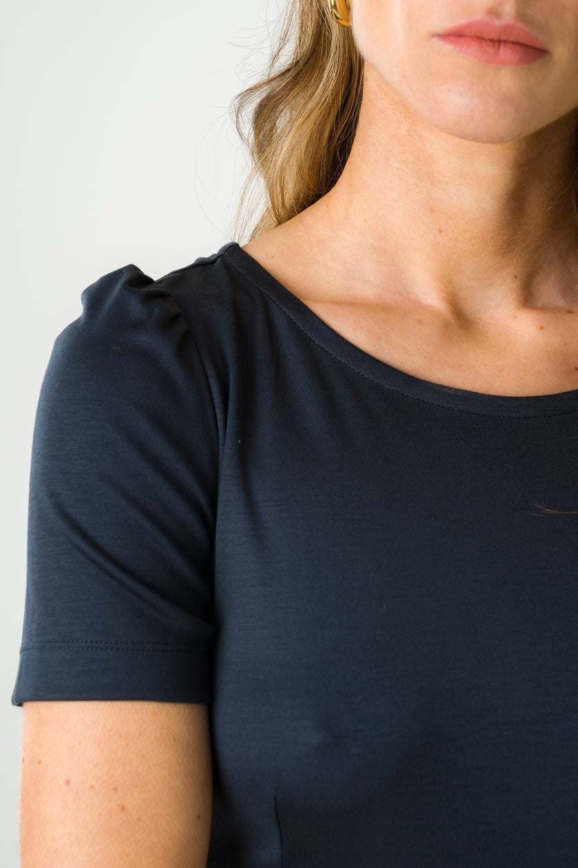 Robe mi-longue marine à manches courtes, en Tencel éco-responsable, fabriquée en France pour une mode durable.