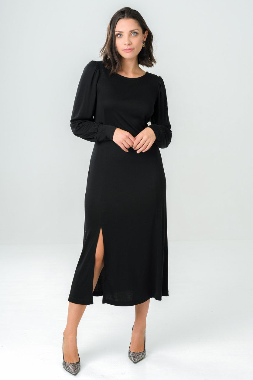 Robe verte en tissu éco-responsable, mi-longue avec manches longues et épaules froncées, confectionnée en France avec savoir-faire.