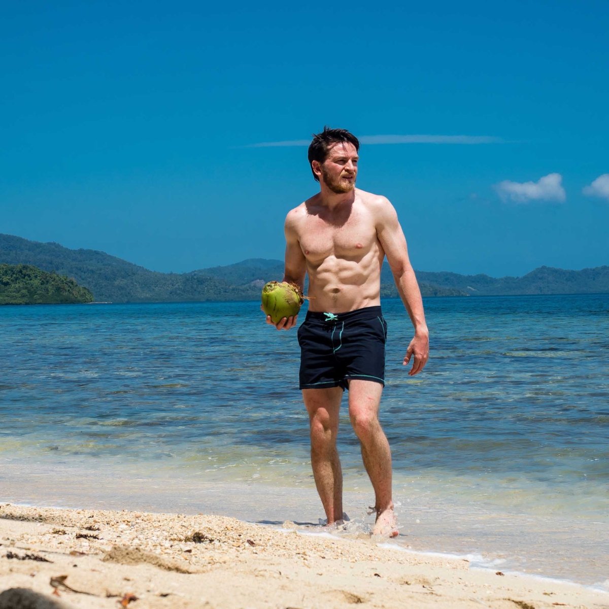 Short de bain homme bleu marine en polyester recyclé - coutures turquoises - BLUEBUCK