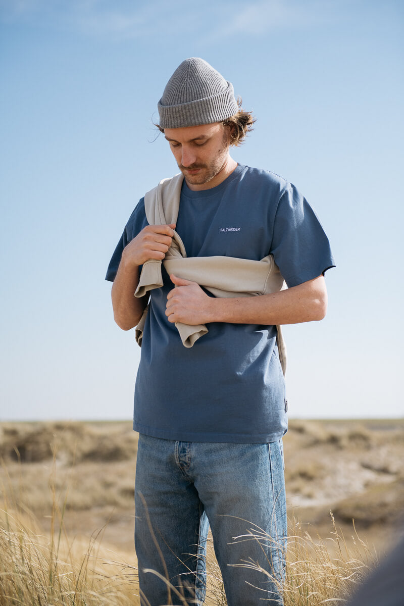 Mann trägt blaues T-Shirt von SALZWASSER in der Natur _men