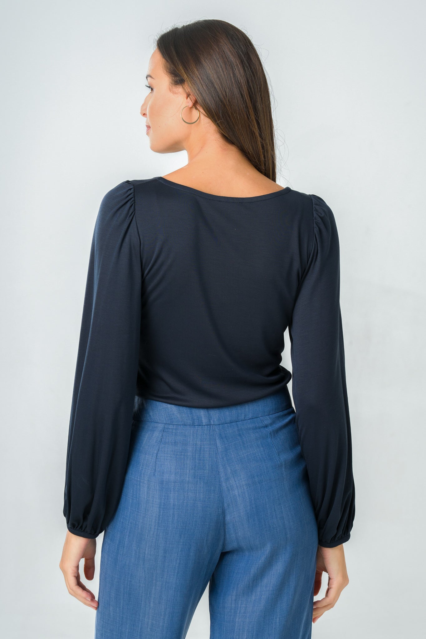 Top bleu marine en Tencel avec encolure carrée, éco-responsable et élégant, parfait pour un look chic et durable.