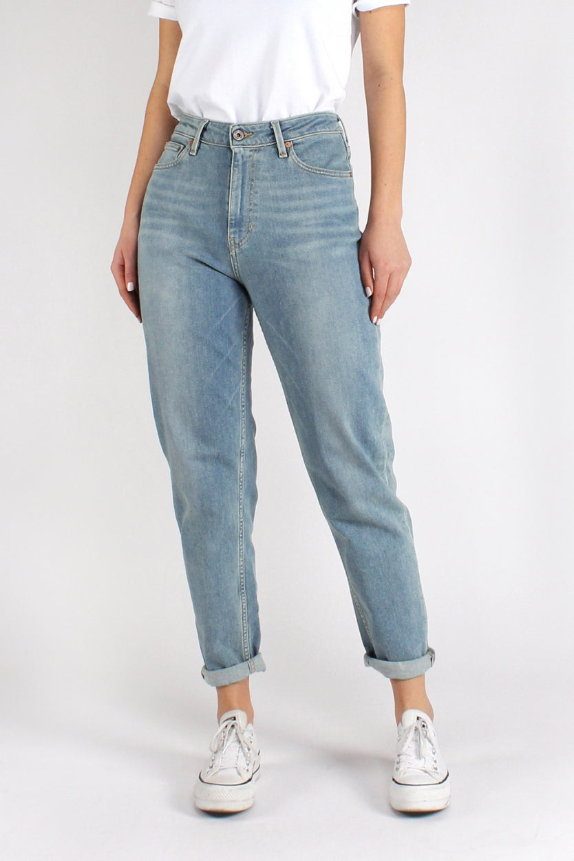 Nora jeans in blue, loosely tailored made of organic cotton and recycled denim from Kuyichi