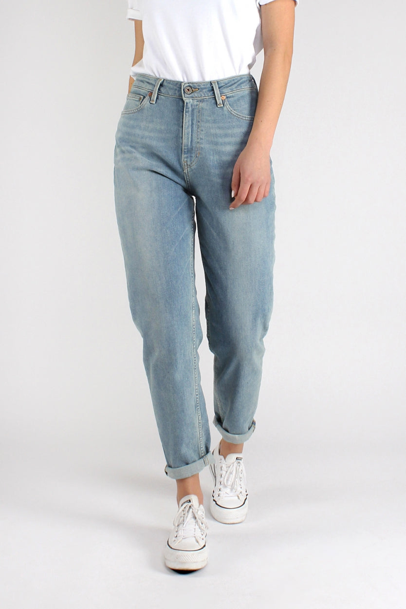 Nora jeans in blue, loosely tailored made of organic cotton and recycled denim from Kuyichi