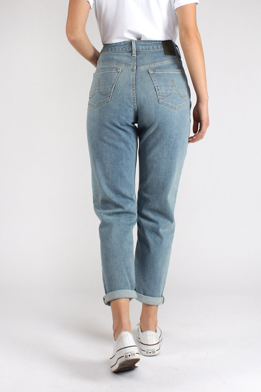 Nora jeans in blue, loosely tailored made of organic cotton and recycled denim from Kuyichi